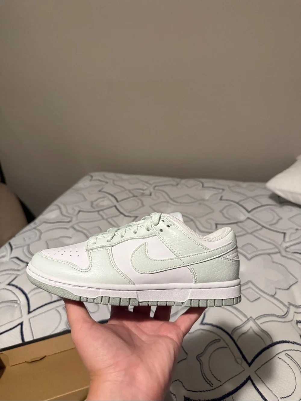 Nike Kids Low-Top Sneaker in Mint Green and White